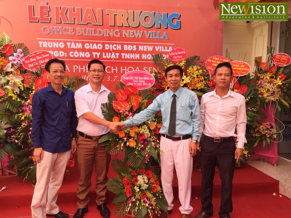 Luật sư Vũ Văn Lợi – Giám đốc Công ty Luật TNHH Hòa Lợi nhận hoa chúc mừng và chụp ảnh lưu niệm cùng với đại diện Hãng Luật Newvision | TGS
