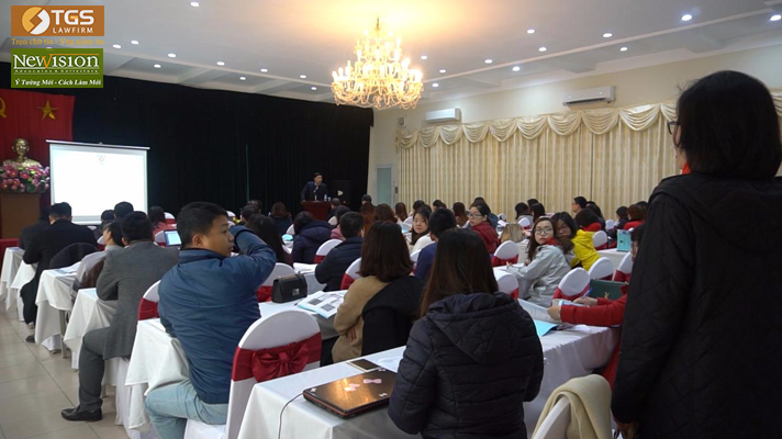 Cán bộ đại diện phía Bộ Tư Pháp lên phát biểu, khai mạc chương trình “Lớp bồi dưỡng kiến thức pháp luật kinh doanh cho doanh nghiệp về pháp luật hợp đồng trong pháp luật chuyên nghành”
