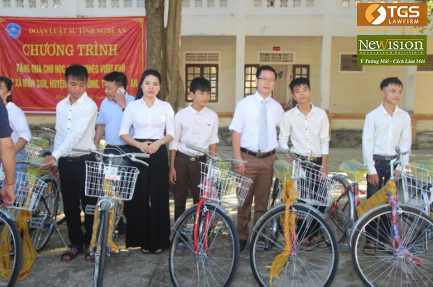 Luật sư Nguyễn Văn Tuấn (Giám Đốc- Hãng Luật TGS) trao quà tặng cho các em học sinh nghèo vượt khó học giỏ