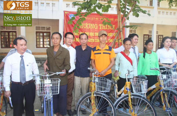 Luật sư Nguyễn Văn Tuấn (Giám Đốc- Hãng Luật TGS) trao quà tặng cho các hộ gia đình tại xã Môn Sơn có hoàn cảnh đặc biệt khó khăn